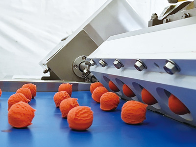 Forms the filling into uniform ball shapes using a slide-type cutter